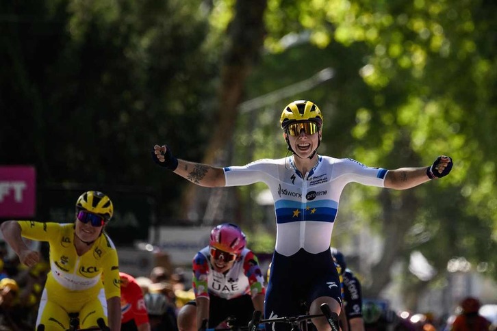 Lorena Wiebes celebra la victoria en la tercera etapa del Tour.