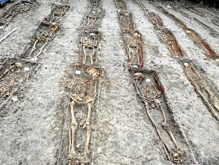 Trabajos de exhumación en el cementerio de Urduña.