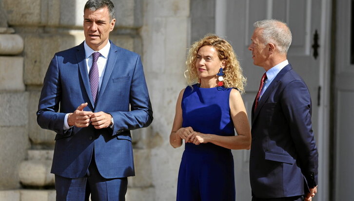 Pedro Sánchez junto a la presidenta del Congreso, Meritxell Batet, y el presidente del Senado, Ander Gil.