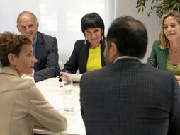 Chivite y Alzórriz, reunidos con Laura Aznal, acompañada de Adolfo Araiz y Miren Zabaleta.