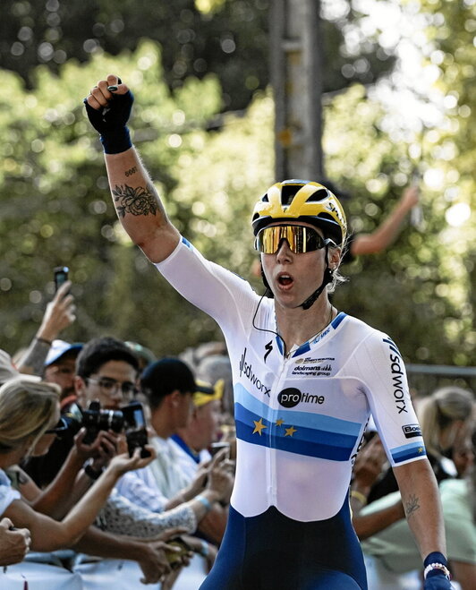 Lorena Wiebes (SD Worx) celebra la victoria en la tercera etapa del Tour.