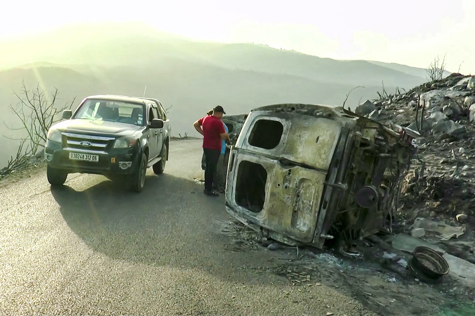 AFPTVko bideo batetik hartutako irudi bat Aljeriako iparraldeko Bejaia basoan.