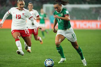 McCabe ha marcado el primer gol para Irlanda en la historia de los Mundiales; en la imagen avanza frente a Adriana León, también goleadora hoy. 