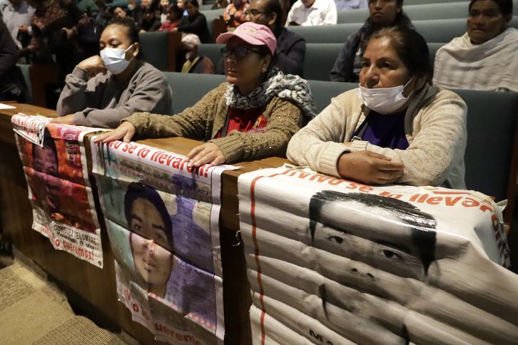 Familiares de los estudiantes desaparecidos en setiembre de 2014 atienden las conclusiones del sexto y último informe del Grupo Interdisciplinario de Expertos Independientes (GIEI), presentado el martes en México.