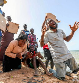 Migrantes subsaharianos abandonados en la frontera entre Túnez y Libia.
