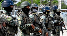 Fuerzas militares en el exterior de la prisión Guayas 1, en Guayaquil.