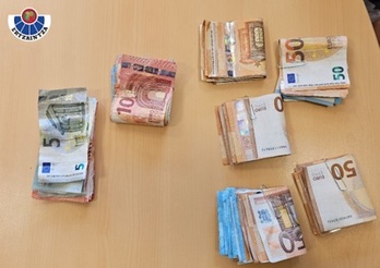 Parte del dinero que portaban los acusados de un robo en un inmueble del Ayuntamiento de Iruñea.