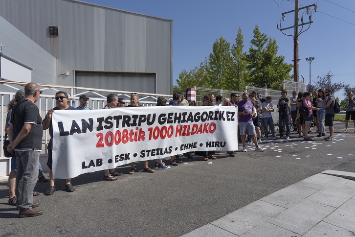 Imagen de la concentración ante Talleres Aratz para denunciar la muerte en accidente laboral de uno de sus trabajadores.