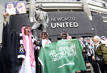 Newcastle taldeko zaletuak Saudi Arabiako jantzi tipikoarekin, Tottenhamen aurkako partidaren atarikoan. 