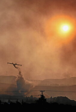 Un hidroavión sobrevuela uno de los incendios declarados en la isla griega de Rodas.