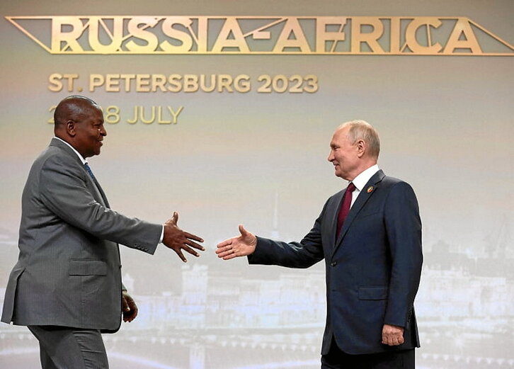 Putin saluda al presidente de la RCA.