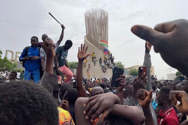 Manifestación de apoyo al golpe, con banderas rusas, en Niamey.