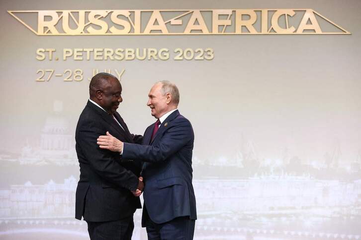 Vladimir Putin, con su homólogo sudafricano, Cyril Ramaphosa, en la cumbre de San Petersburgo.