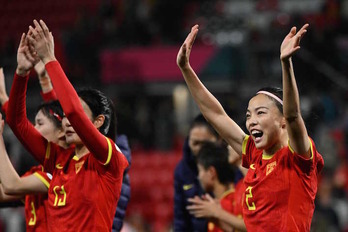 Las jugadoras chinas saludan a su afición tras su meritorio triunfo ante Haití.