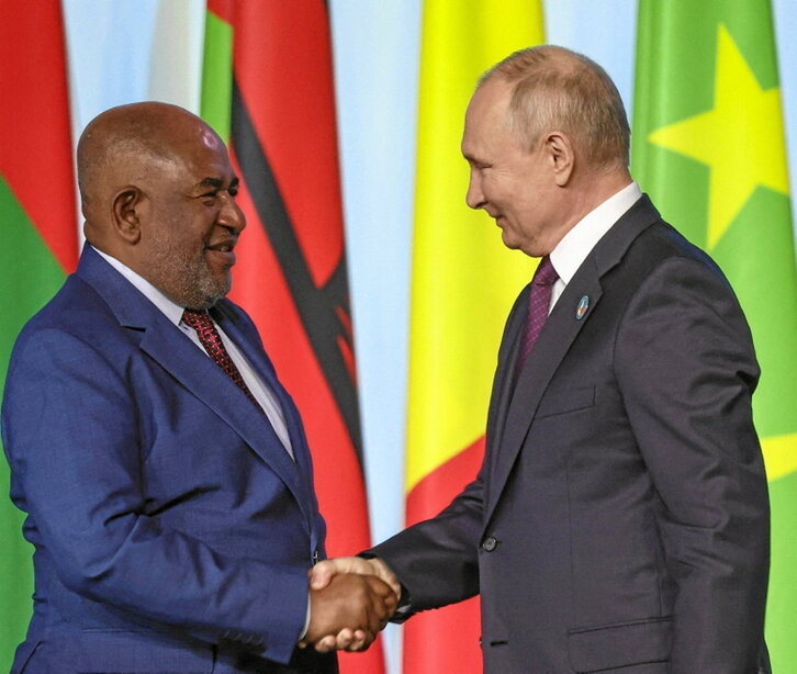 Putin saluda al presidente de la Unión Africana.