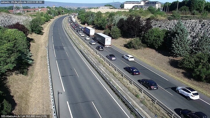 Imagen de las retenciones en la AP-1 en Gasteiz, en dirección a Madrid.