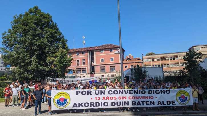 Concentración de ‘Ertzainas en lucha’ ayer, con motivo de la colocación de la primera piedra de la Facultad de Medicina de la UPV.