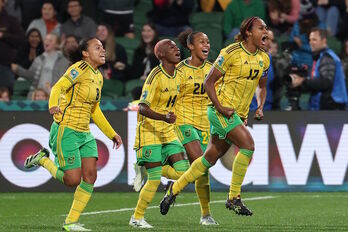 Las jamaicanas celebran el gol que les ha dado su primera victoria mundialista.
