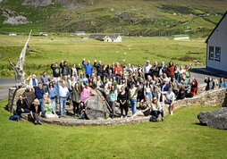 Oideas Gael eskolako ikasleak, eta Irlandako mendebaldeko kosta, Donegal konderrian.