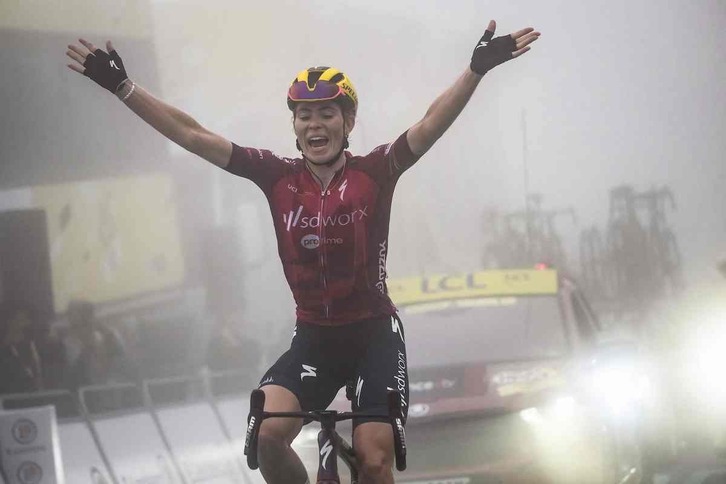 Demi Vollering entra en la meta del Tourmalet, con una intensa niebla.