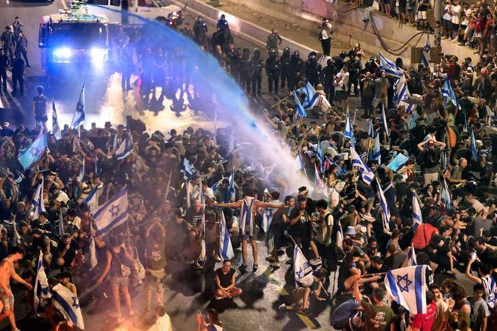 Israelgo poliziak, ur-kanoiekin manifestarien aurka.