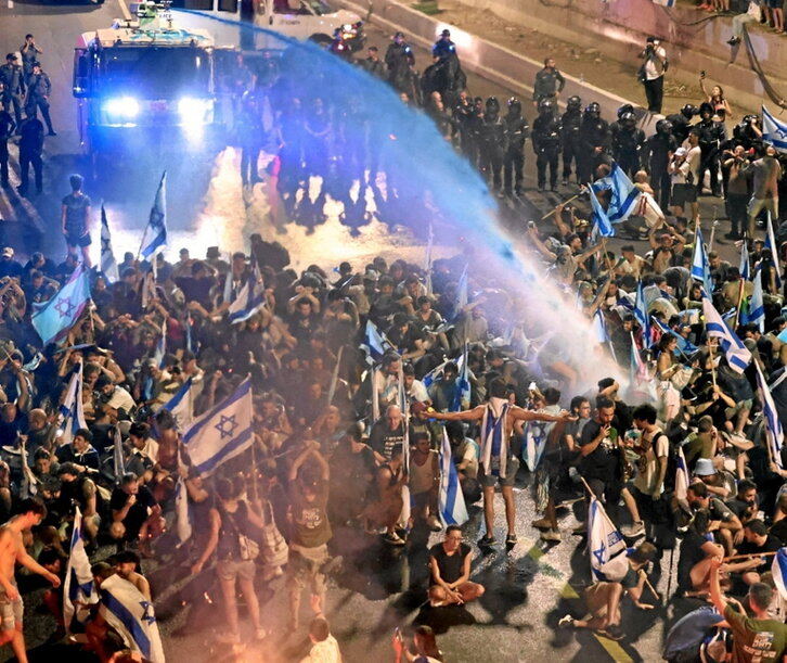 Israelgo poliziak, ur-kanoiekin manifestarien aurka.
