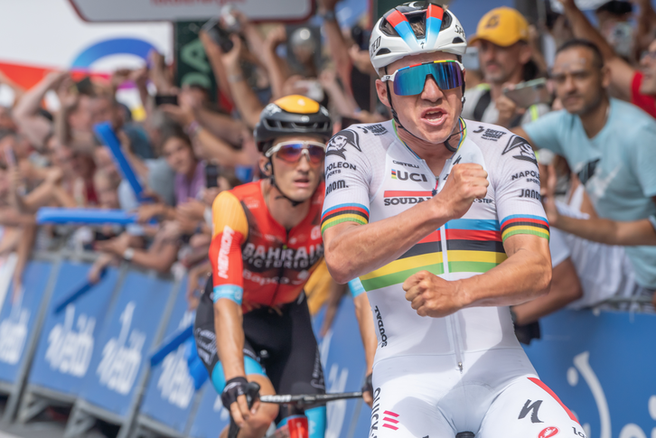 Evenepoel celebra su victoria ante la cara de resignación de Pello Bilbao.