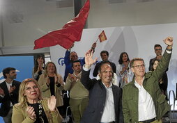 Alberto Núñez Feijóo, junto a Carlos García Adanero en su visita a Iruñea para un acto de campaña.