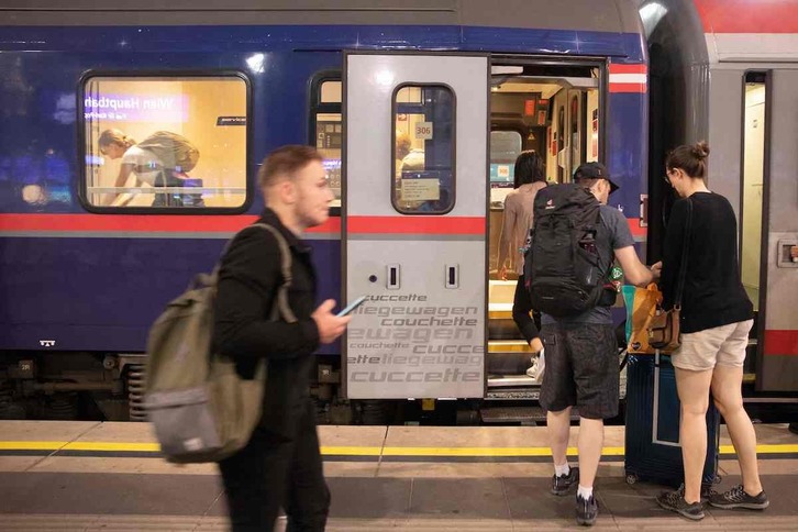 Pasajeros suben a bordo de un tren nocturno de la línea de Nightjet Viena-Venecia-Zúrich.