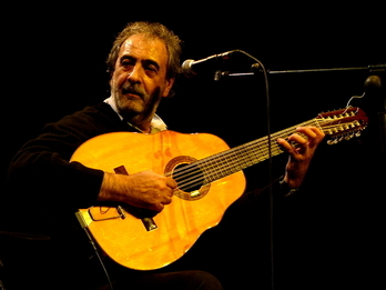Manolo Miralles, durante una actuación de Al Tall en Dènia.
