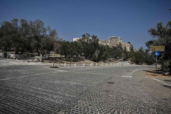 Las inmediaciones del Acrópolis de Atenas se vaciaron de turistas y residentes durante los días de más calor. La imagen corresponde al pasado 20 de julio.