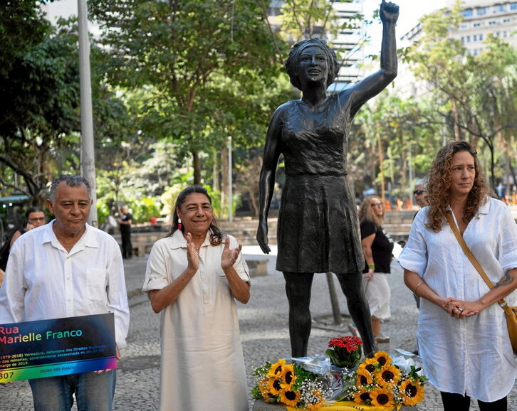 Los padres y la viuda de Marielle Franco junto a una estatua de la concejala muerta.