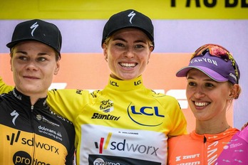 Podio final del Tour de Femmes, con Vollering, Kopecky y Niewiadoma.