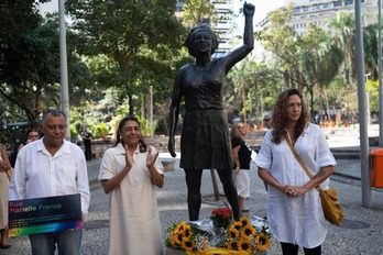Los padres y la viuda de Marielle Franco junto a una estatua de la concejala muerta. 