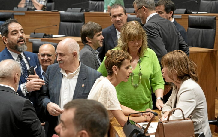 Chivite y Barkos charlan entre consejeros de uno y otro signo en el Parlamento.