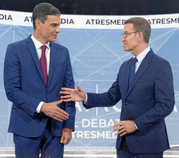 Pedro Sánchez y Núñez Feijóo en el debate que mantuvieron durante la campaña electoral en una televisión privada.