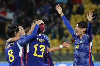 La capitana Kumagai celebra la goleada con sus compañeras.