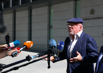 José Manuel Villarejo realiza declaraciones a los medios tras salir de la sede de la Audiencia Nacional española, en Madrid.