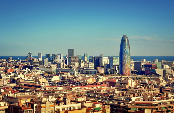 Vista aérea de Barcelona, principal municipio en el que se aplicó con éxito la Ley de Vivienda catalana.