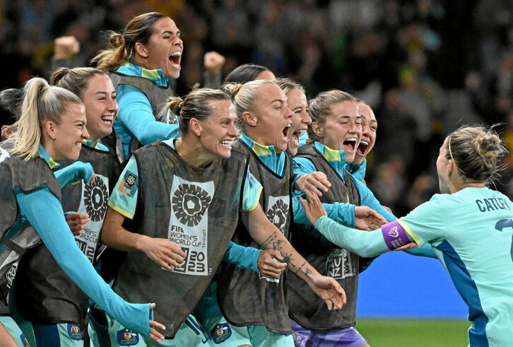 Catley celebra con el banquillo australiano el cuarto gol a Canadá.