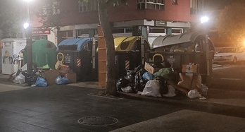 Imagen reciente de los contenedores de la calle Extremadura, en el barrio de Arana.