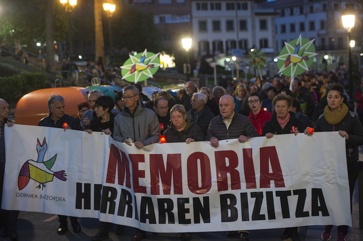 Marcha anual con velas de Gernika Batzordea, en recuerdo de la masacre de 1937.