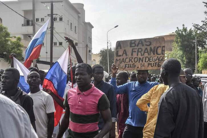 Banderas rusas y pancartas antifrancesas en una marcha a favor del golpe.