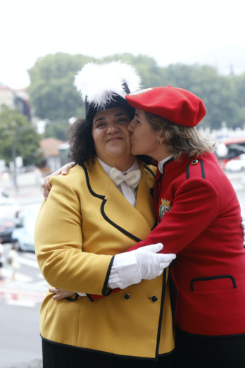 Saludo cariñoso entre Renteria y Pinedo, este martes en el Ayuntamiento.