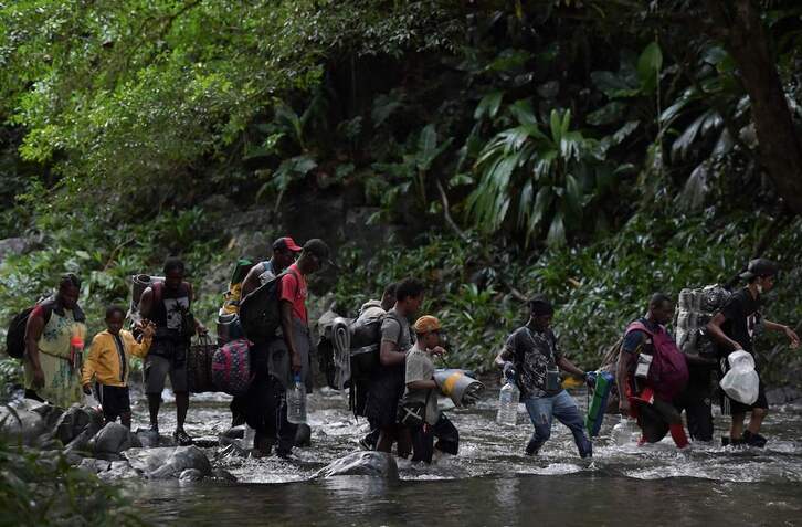 Migrantes haitianos atraviesan la selva del Darién en el Departamento colombiano del Chocó.