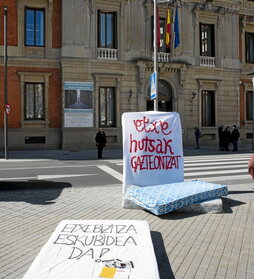 Protesta de Ernai por la vivienda ante el Parlamento.