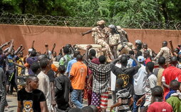 Manifestantes vitorean a los militares en Niamey, capital de Níger.