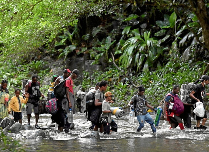 Migranteshaitianos cruzando la selva del Darién en el Departamento del Chocó (Colombia).