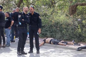 Policías israelíes ríen ante el cadáver del palestino muerto en la colonia de Maale Adumim, en Cisjordania.