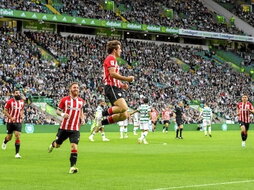 Unai Gómez celebra su gol, junto a un Muniain que también anotó.